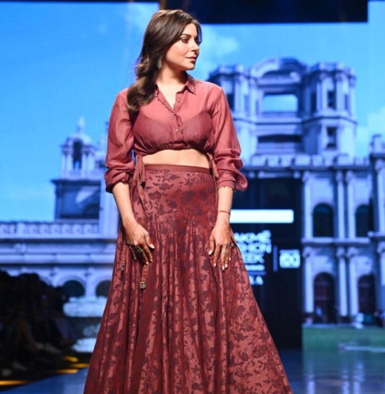 Kanika Kapoor Looks Stunning At The Ramp At LFW 2022
