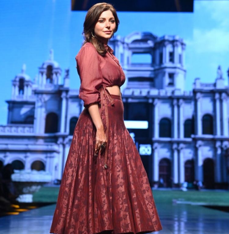 Kanika Kapoor Looks Stunning At The Ramp At LFW 2022