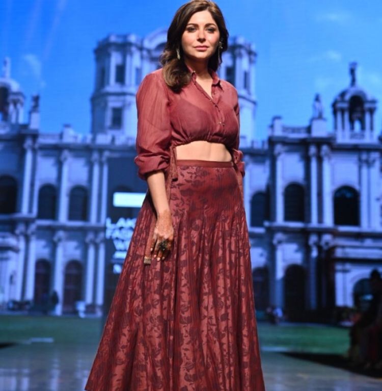 Kanika Kapoor Looks Stunning At The Ramp At LFW 2022