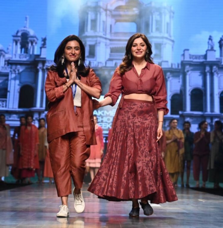 Kanika Kapoor Looks Stunning At The Ramp At LFW 2022