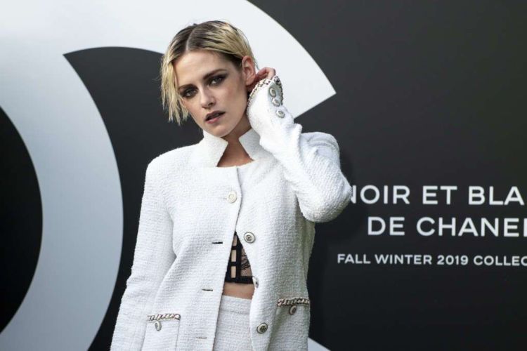 Kristen Stewart Showcasing Noir et Blanc de Chanel F/W 19 Makeup Collection