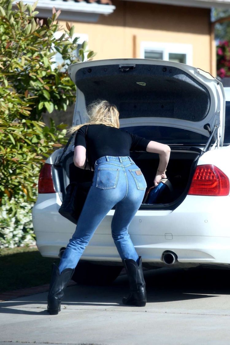 Amber Heard Candids In Jeans Outside Home In Encinitas