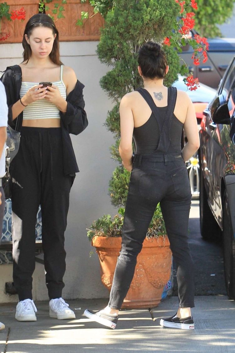 Ariel Winter Candids in Jeans Out For Lunch In Beverly Hills