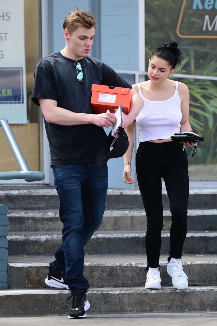 Ariel Winter Candids Out And About In Studio City