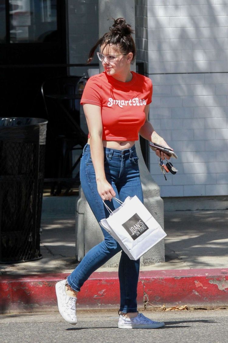 Ariel Winter Candids In Jeans While Picking Up Lunch At Joan's On Third In Los Angeles