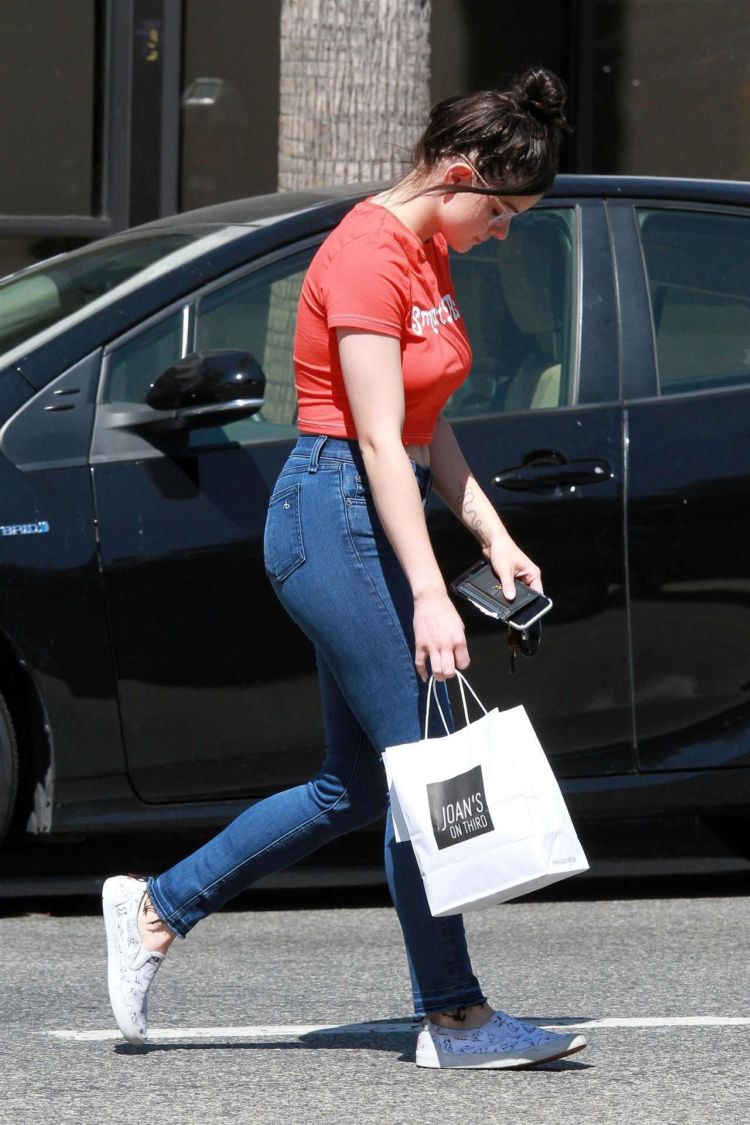 Ariel Winter Candids In Jeans While Picking Up Lunch At Joan's On Third In Los Angeles