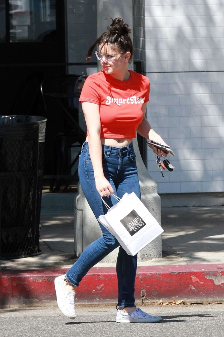 Ariel Winter Candids In Jeans While Picking Up Lunch At Joan's On Third In Los Angeles