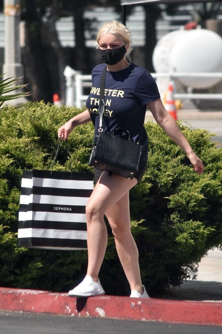 Ariel Winter Stops By Sephora Out In Los Angeles