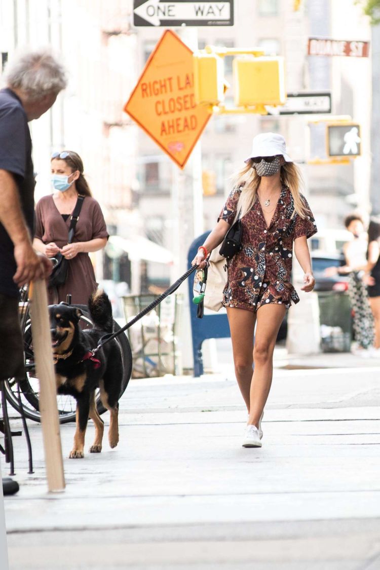 Pretty Emily Ratajkowski Walking Her Dog In New York