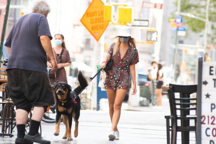 Pretty Emily Ratajkowski Walking Her Dog In New York