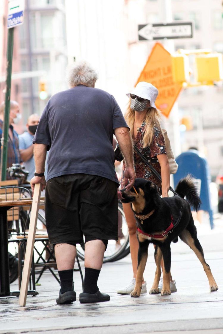 Pretty Emily Ratajkowski Walking Her Dog In New York