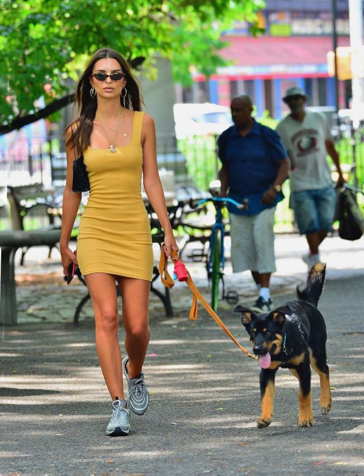 Pretty Emily Ratajkowski Walking Her Dog In New York