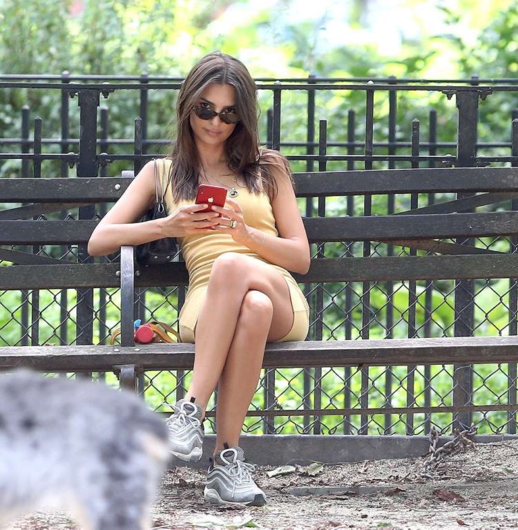 Pretty Emily Ratajkowski Walking Her Dog In New York