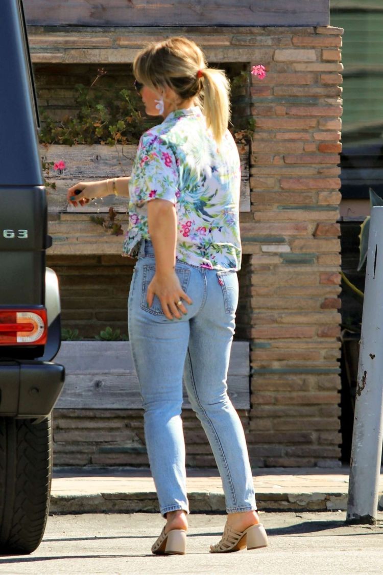 Hilary Duff Candids In Jeans Out In Studio City