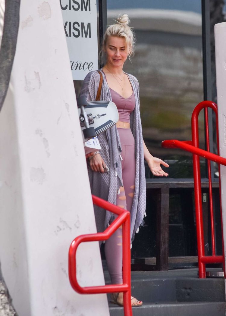 Pretty Julianne Hough Leaving A Dance Studio In Los Angeles
