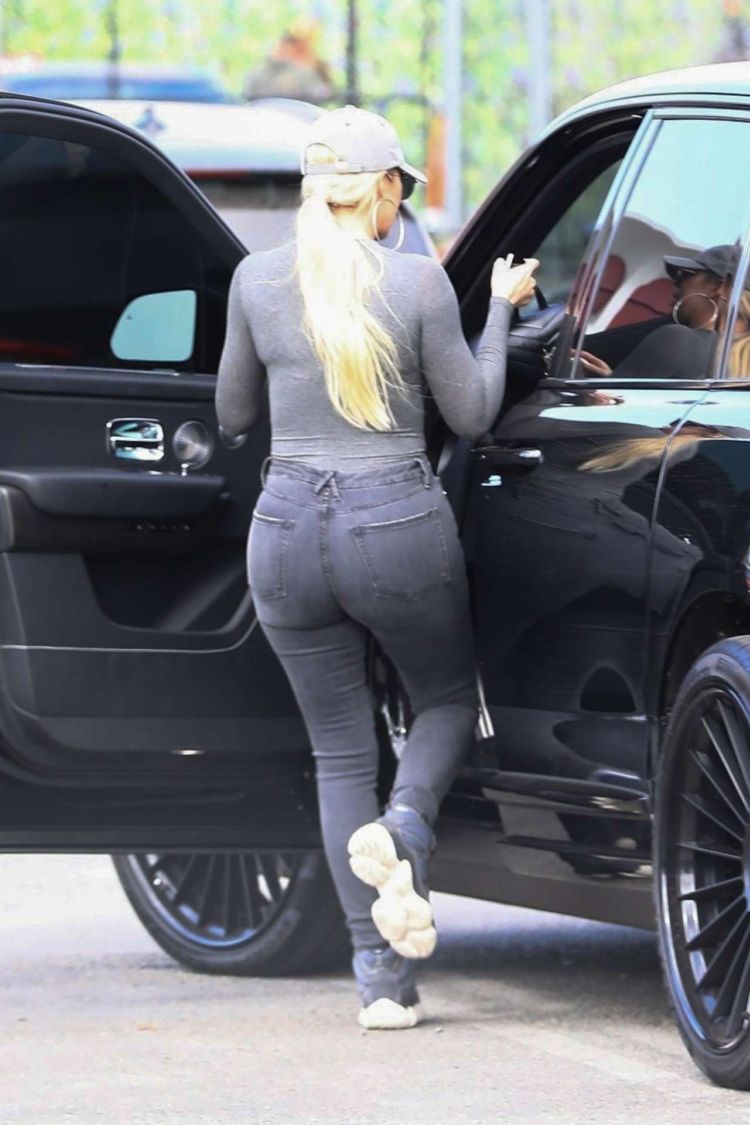 Khloe Kardashian Candids Outside Kanye West's Sunday Service | GlamGalz