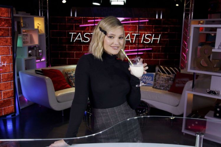 Pretty Olivia Holt At Young Hollywood Studio In Los Angeles