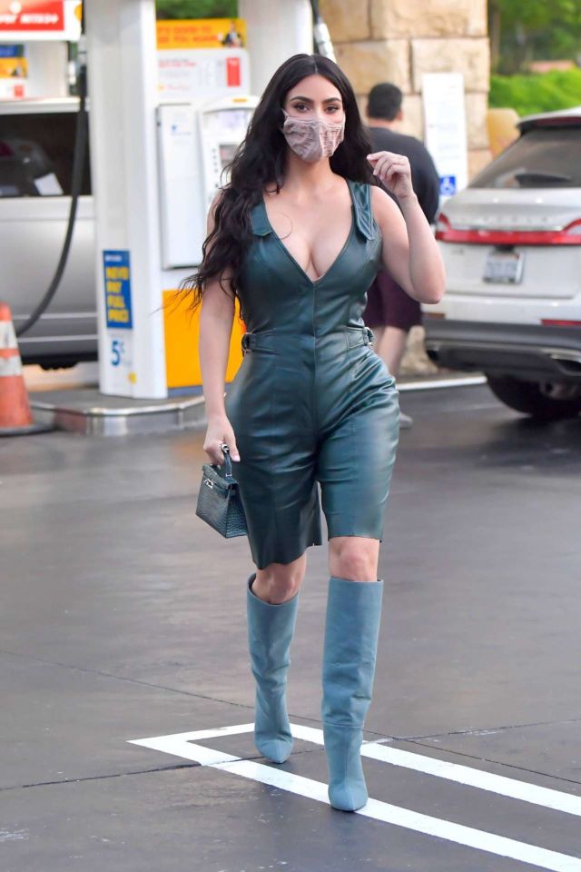 Gorgeous Kim Kardashian Spotted At A Gas Station In Calabasas