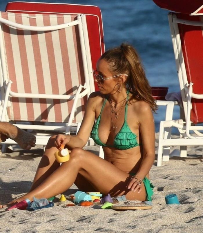 Annemarie Carpendale In Green Bikini On A Family Vacation In Miami