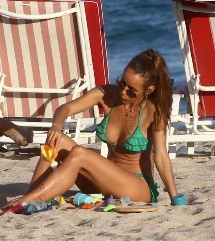 Annemarie Carpendale In Green Bikini On A Family Vacation In Miami