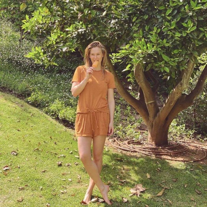 Bar Refaeli Enjoys Her Day At A Pool
