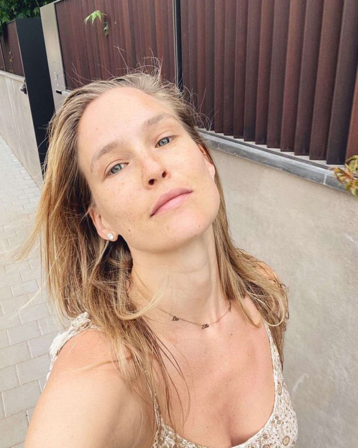Bar Refaeli Enjoys Her Day At A Pool