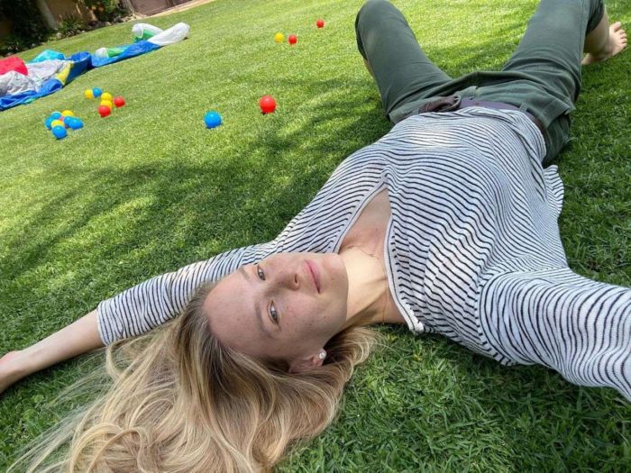 Bar Refaeli Enjoys Her Day At A Pool