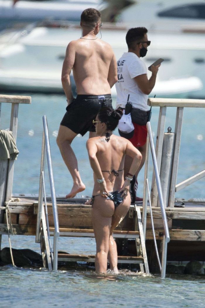 Danielle Lloyd Parting In Bikini With Her Husband Michael And Friends In Ibiza