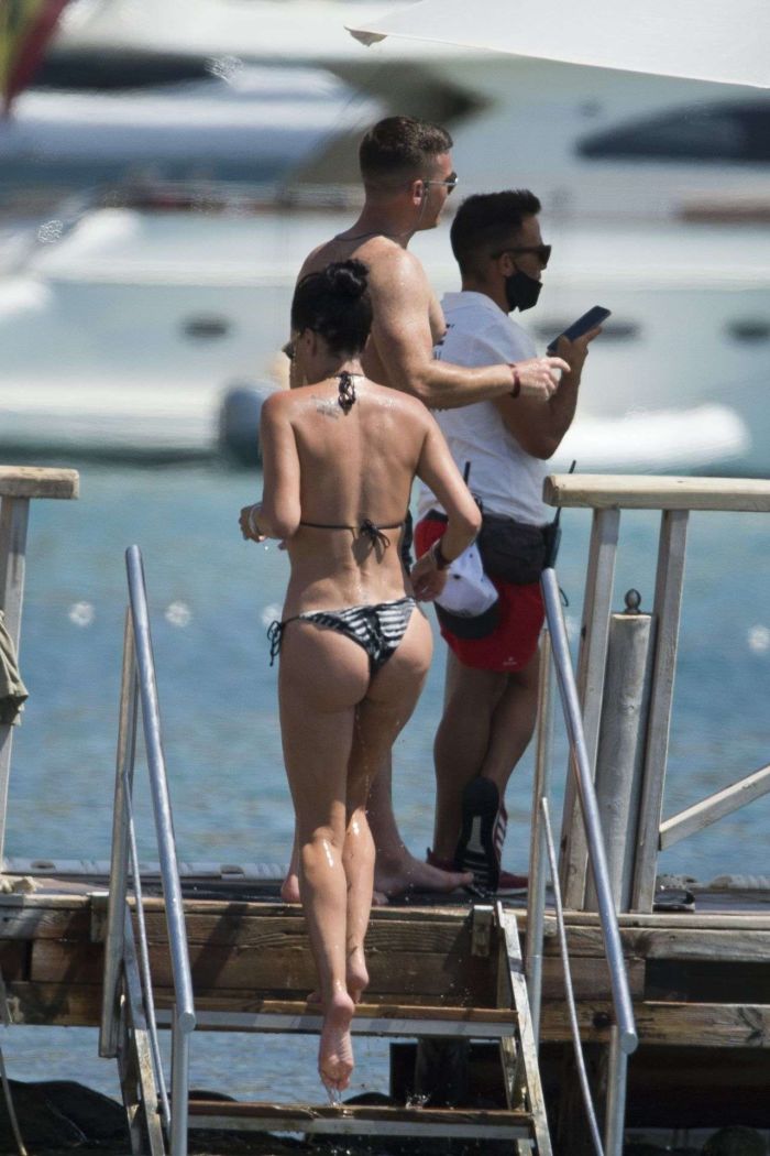 Danielle Lloyd Parting In Bikini With Her Husband Michael And Friends In Ibiza