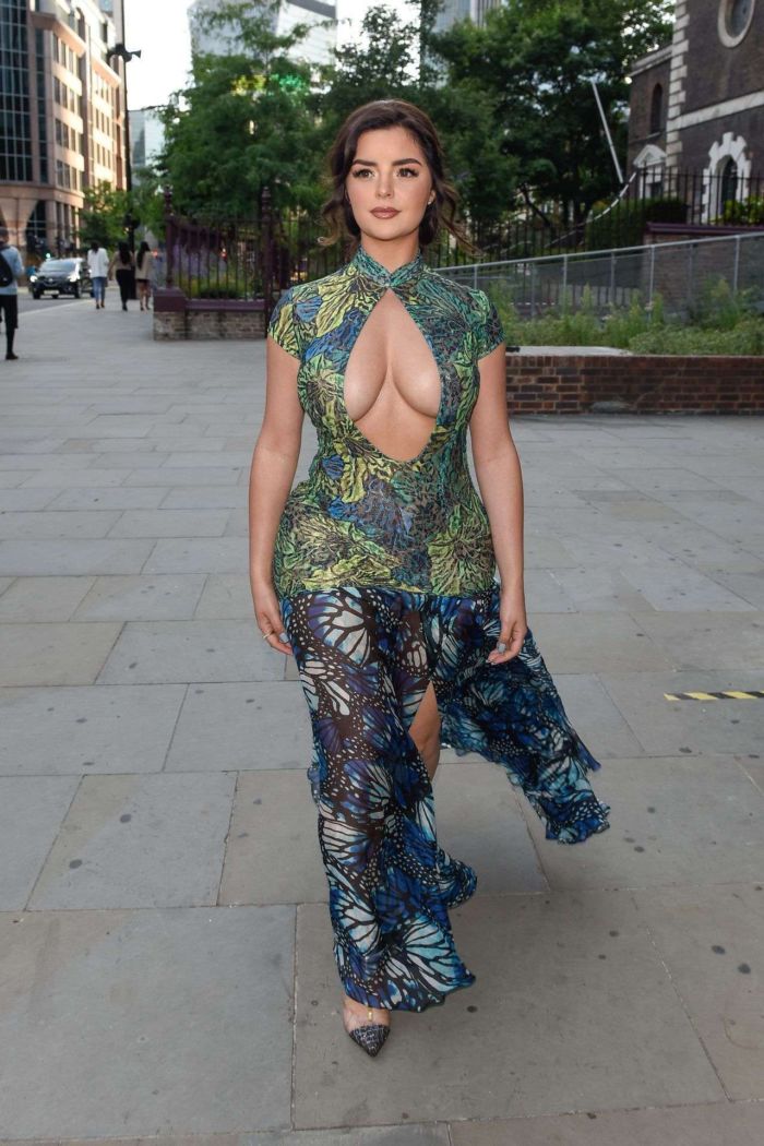 Sensational Demi Rose Mawby Poses At A Bar In London