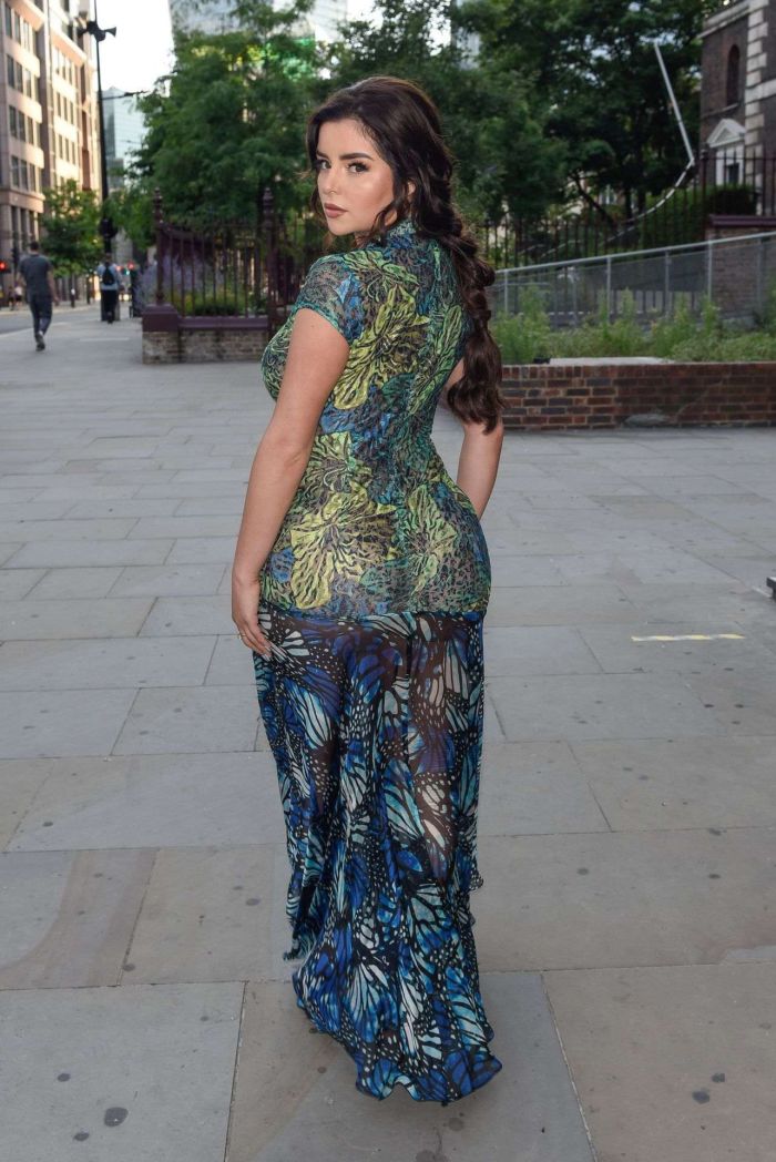 Sensational Demi Rose Mawby Poses At A Bar In London