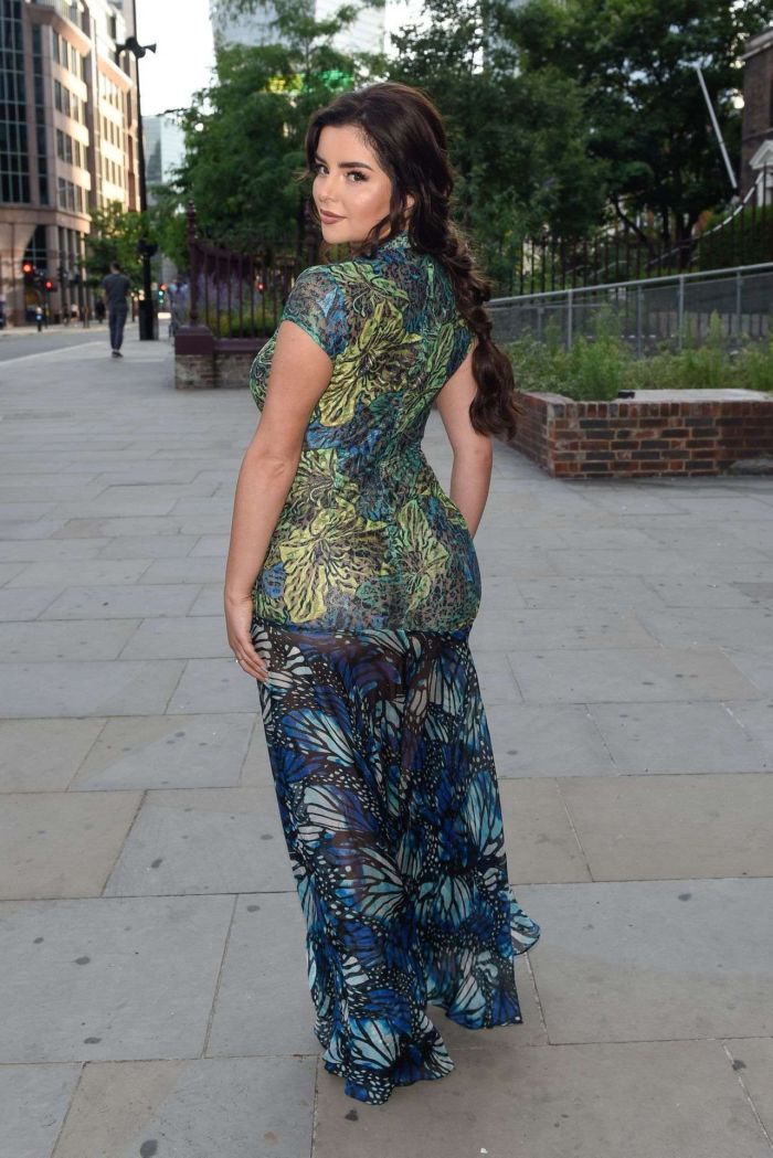 Sensational Demi Rose Mawby Poses At A Bar In London
