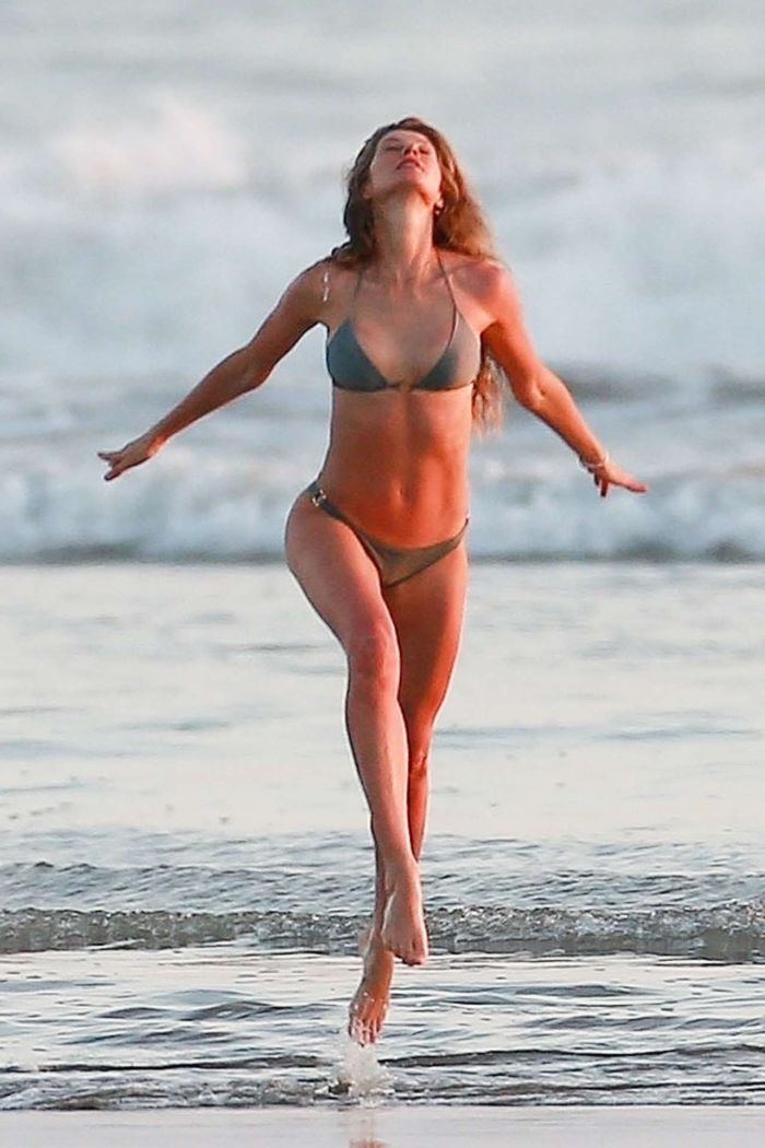 Gisele Bundchen Enjoying In Bikini On The Beach In Costa Rica