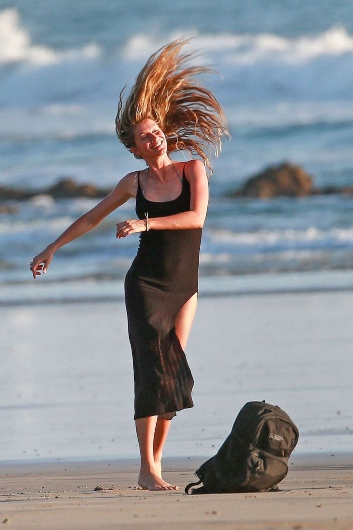 Gisele Bundchen Enjoying In Bikini On The Beach In Costa Rica