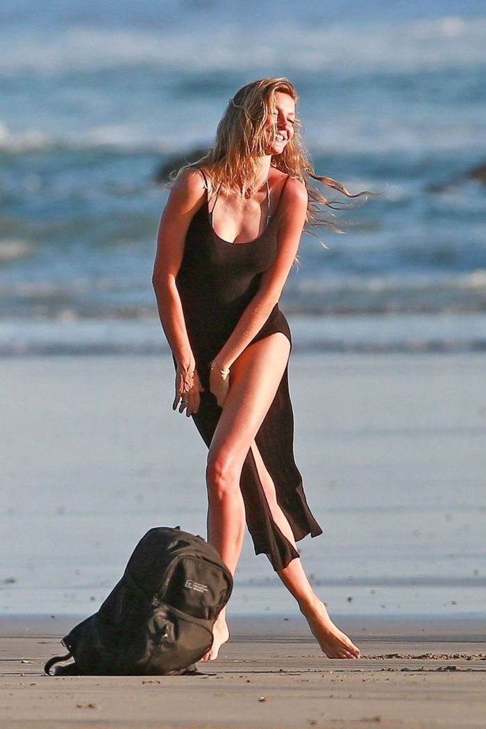 Gisele Bundchen Enjoying In Bikini On The Beach In Costa Rica