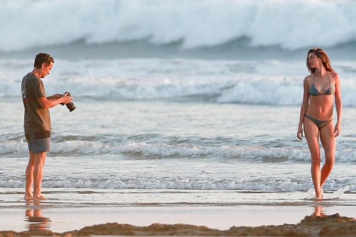 Gisele Bundchen Enjoying In Bikini On The Beach In Costa Rica