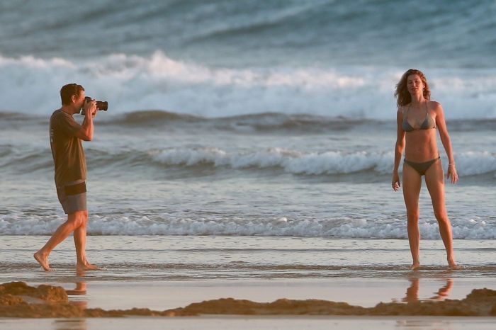 Gisele Bundchen Enjoying In Bikini On The Beach In Costa Rica