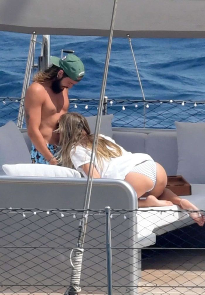Heidi Klum Relaxing With Boyfriend On A Yacht In Capri