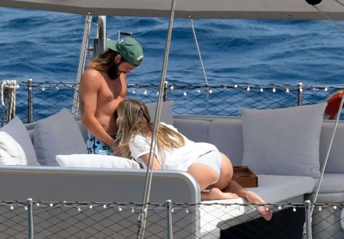 Heidi Klum Relaxing With Boyfriend On A Yacht In Capri