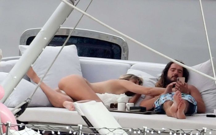 Heidi Klum Relaxing With Boyfriend On A Yacht In Capri