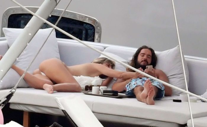 Heidi Klum Relaxing With Boyfriend On A Yacht In Capri