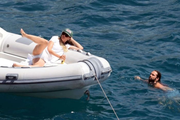 Heidi Klum Relaxing With Boyfriend On A Yacht In Capri