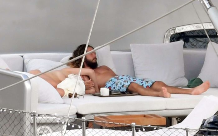 Heidi Klum Relaxing With Boyfriend On A Yacht In Capri