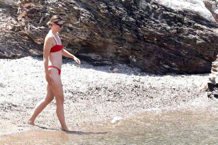 Maria Sharapova In A Red Bikini At The Beach In Italy
