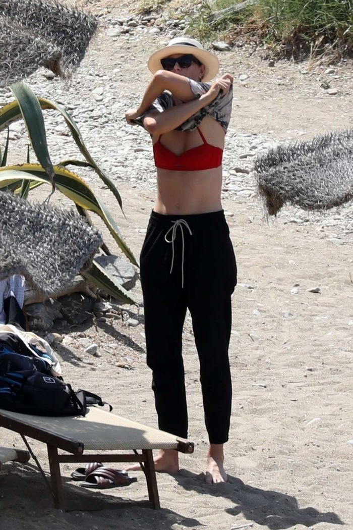Maria Sharapova In A Red Bikini At The Beach In Italy