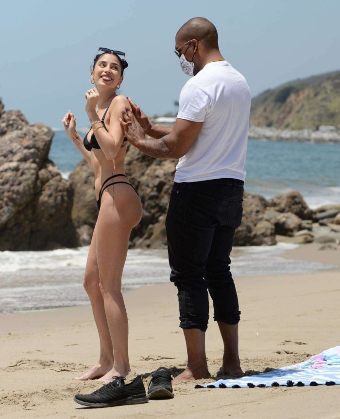 Nicole Williams Vacationing In A Black Bikini On A Beach In Los Angeles