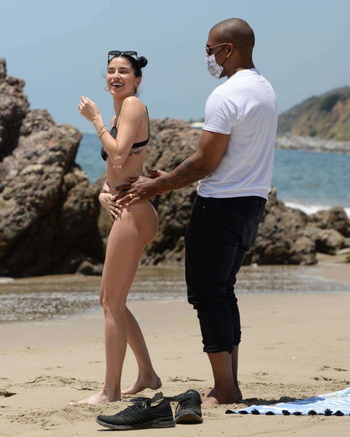 Nicole Williams Vacationing In A Black Bikini On A Beach In Los Angeles