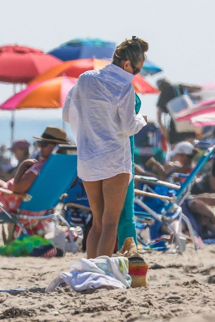 Sarah Jessica Parker Vacationing In A Swimsuit With Her Family In Hamptons