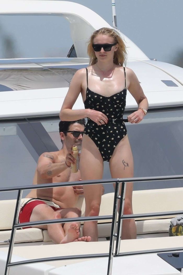 Sophie Turner In A Swimsuit On A Yacht In Mexico