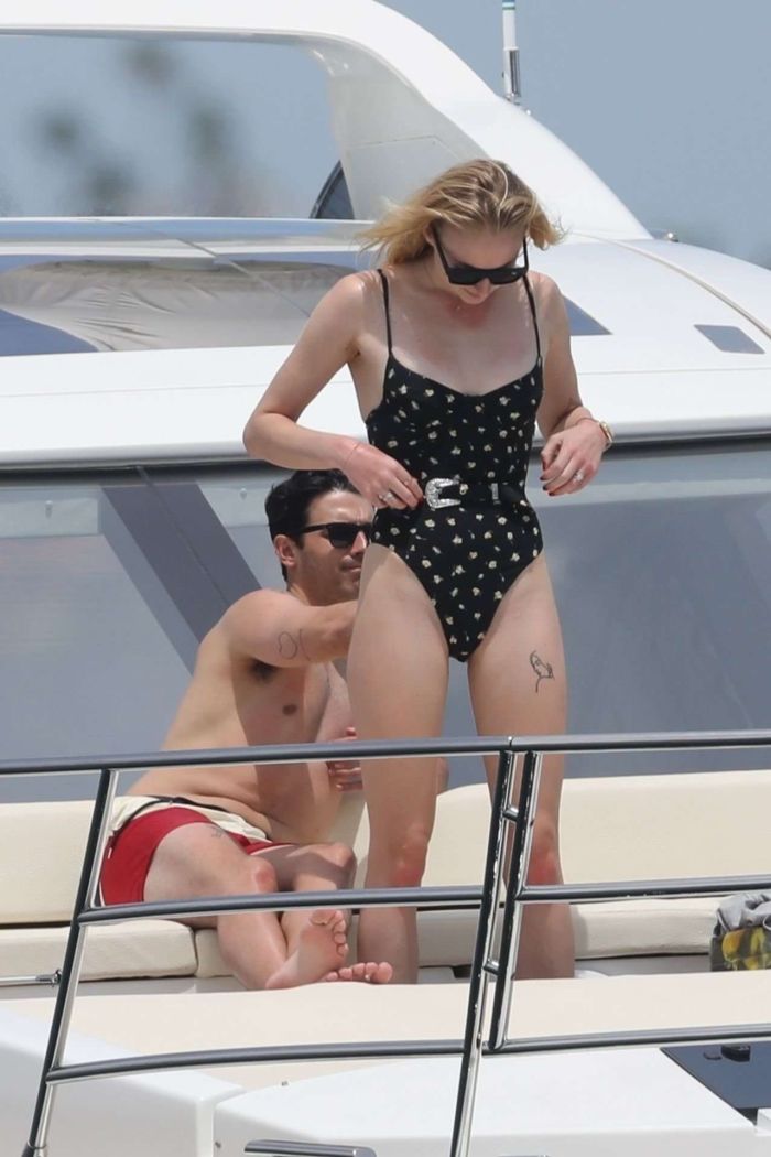 Sophie Turner In A Swimsuit On A Yacht In Mexico